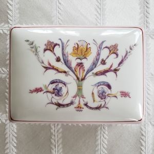 Antique Elizabeth Arden trinket box made in Japan.